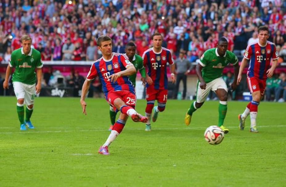 Thomas Müller partecipa da co-protagonista (per una volta gli è concesso) nella goleada del Bayern sul Werder Brema travlto 6-0. Per Thomas un solo gol, su rigore. Getty